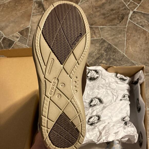 New in Box Crocs Adela Fold-over Fuzz Booties In MAHOGANY Sz 5 - Picture 8 of 8